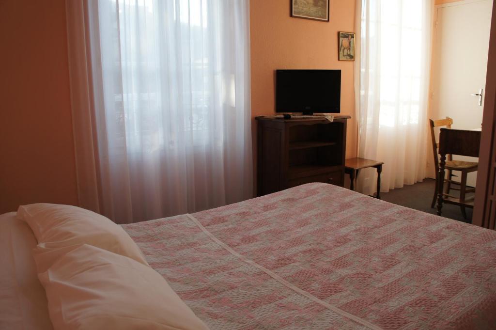Hotel Le Commerce Bagneres-de-Bigorre Room photo